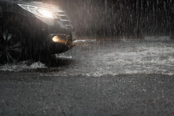 imprescindible-conducir-lluvia-3-consejos-dgt-2071013